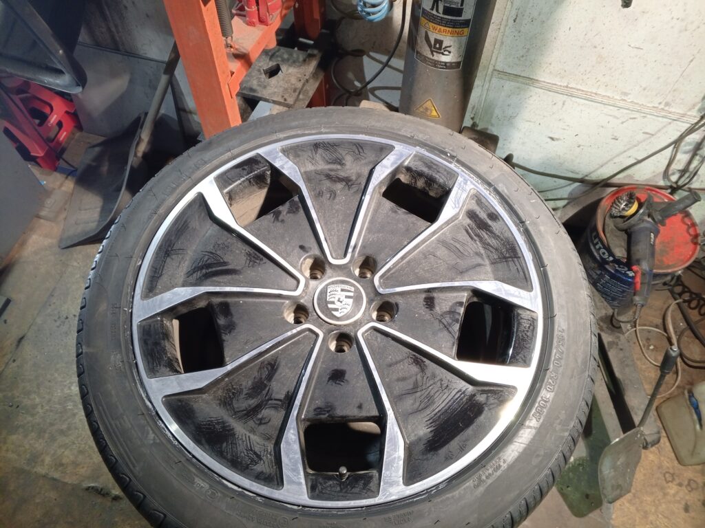 Колесо від Porsche Taycan